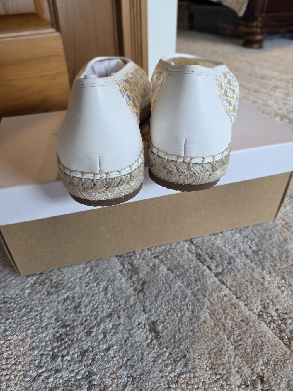 Jessica Simpson White Flats with Yellow Floral Embroidery - Picture 4 of 6